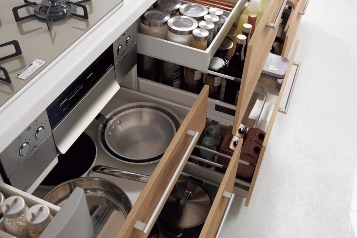 センターラインで分割して、 よく使うモノを取り出しやすく、 しまいやすく。