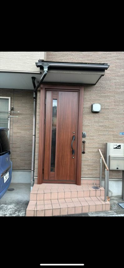 玄関ドアを一新し、新築のような外観へ