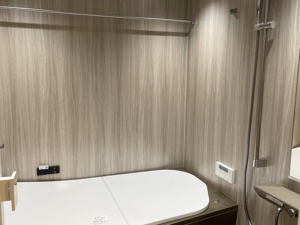 白と木目が織りなす上質な住まい。こだわりのバスルームで、日々に癒やしを。